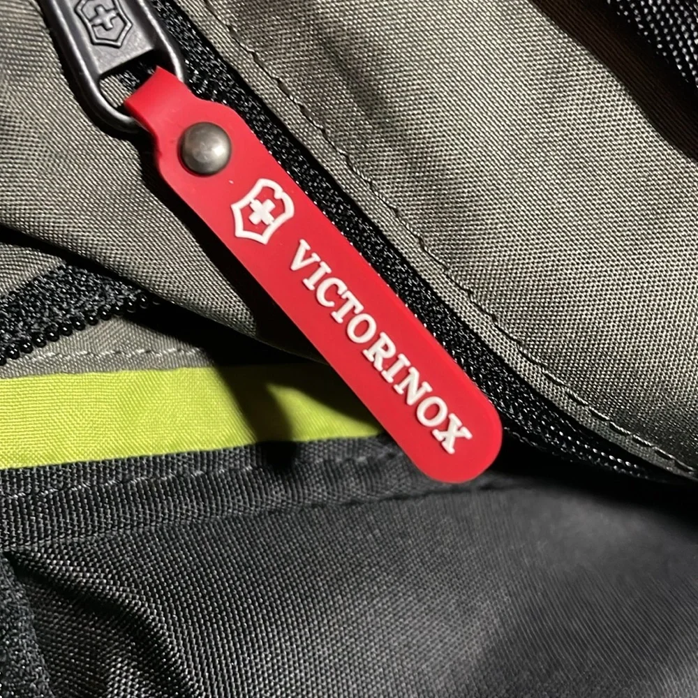 Victorinox Messenger Bag black 18 x 12 Travel pack
